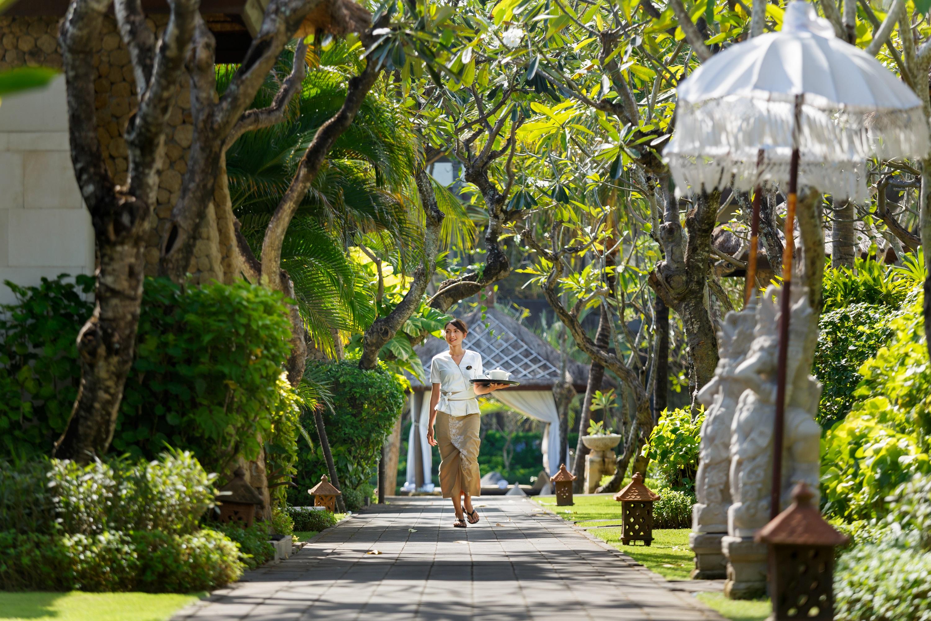 The Seminyak Beach Resort & Spa Экстерьер фото The path to the lobby