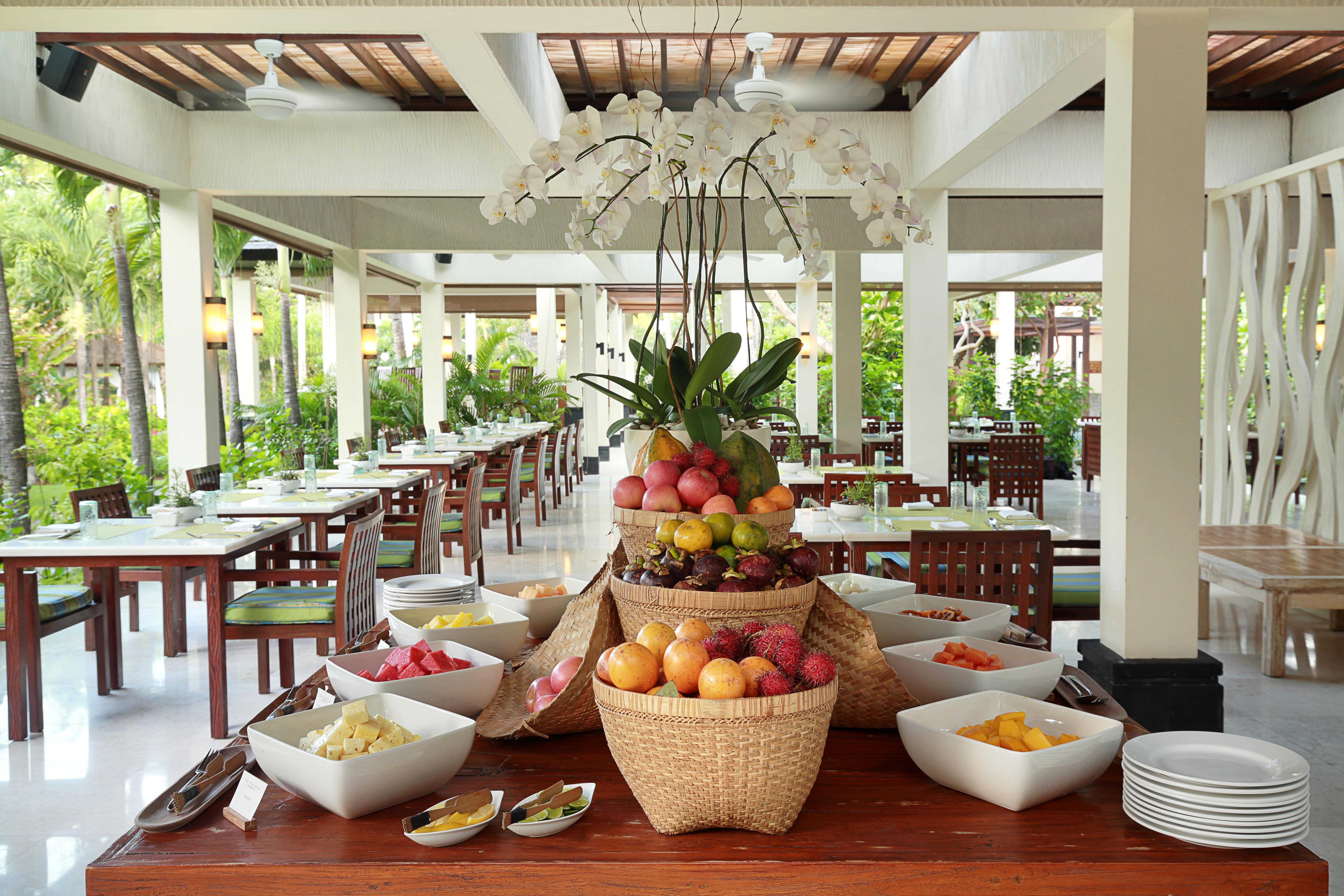 The Seminyak Beach Resort & Spa Экстерьер фото A buffet at a resort
